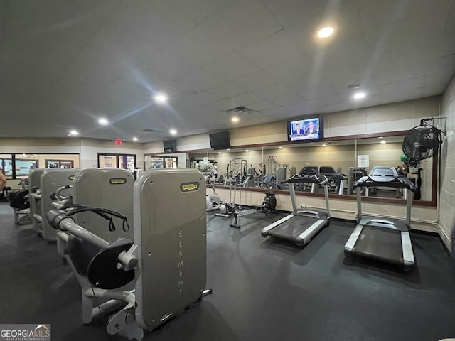 exercise room featuring recessed lighting