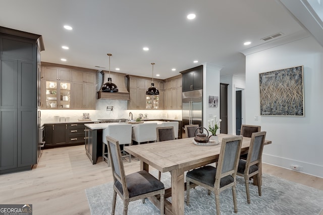 dining area with recessed lighting, visible vents, baseboards, light wood finished floors, and crown molding