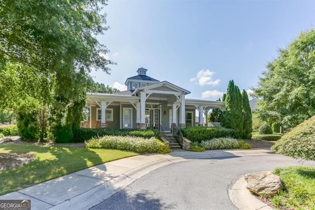 view of front of property featuring a front yard and covered porch