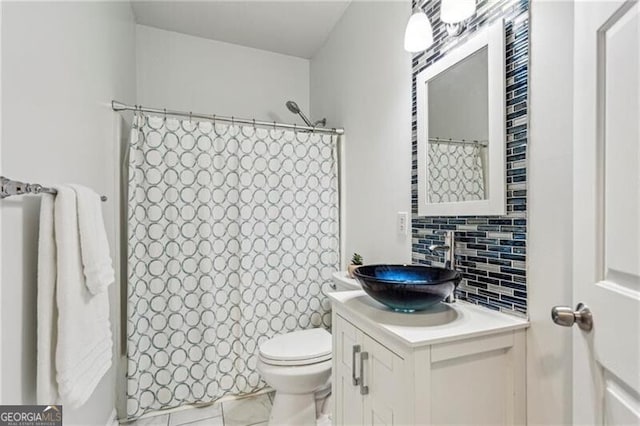 full bathroom with toilet, a shower with curtain, vanity, and decorative backsplash