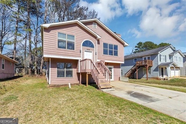 view of front of home featuring concrete driveway and a front yard