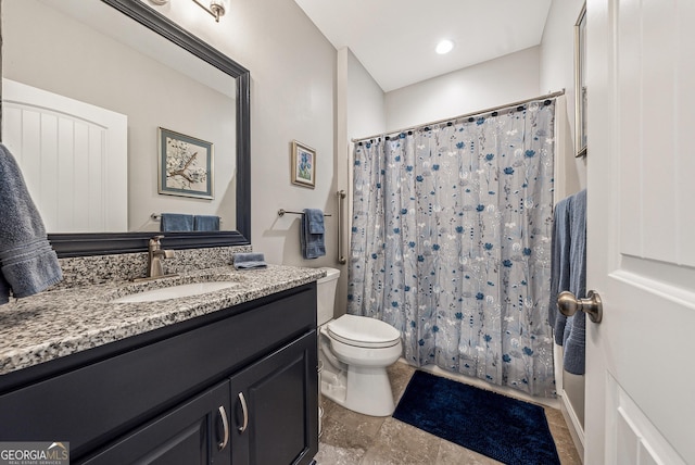 full bath with toilet, vanity, and a shower with shower curtain