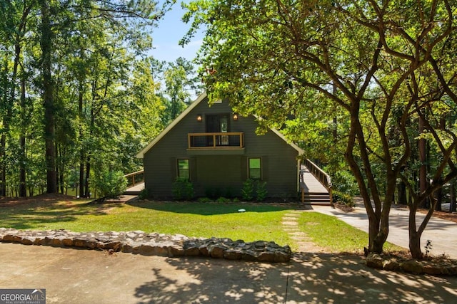 view of front facade featuring a front lawn