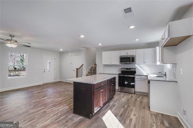 kitchen featuring light wood-style flooring, recessed lighting, stainless steel appliances, a kitchen island, and visible vents