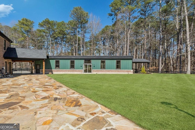 view of front facade with a front yard