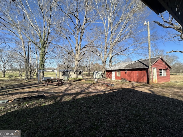 view of yard featuring an outbuilding