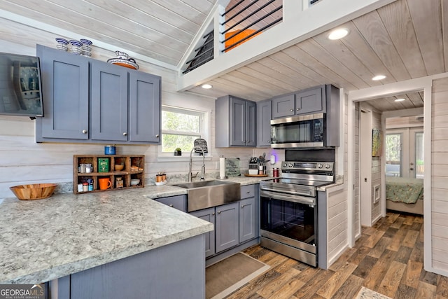 kitchen with recessed lighting, stainless steel appliances, a sink, wood ceiling, and dark wood-style floors