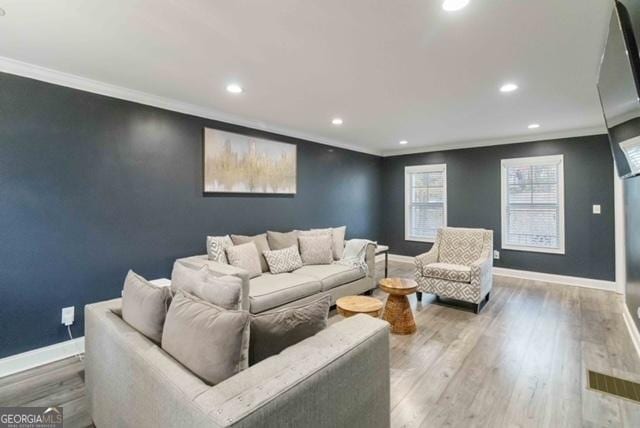 living room with recessed lighting, baseboards, wood finished floors, and ornamental molding