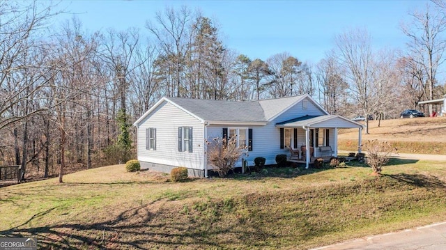 view of front of property featuring a porch and a front yard