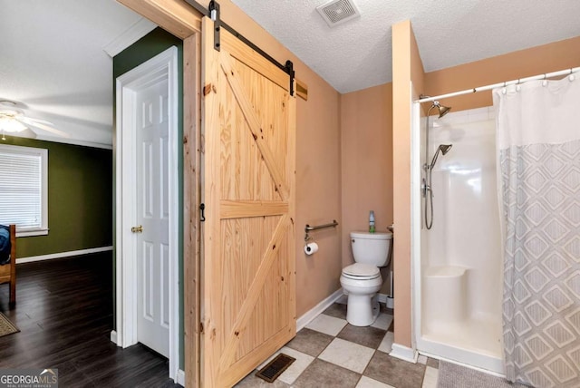 bathroom featuring curtained shower, visible vents, a textured ceiling, and toilet