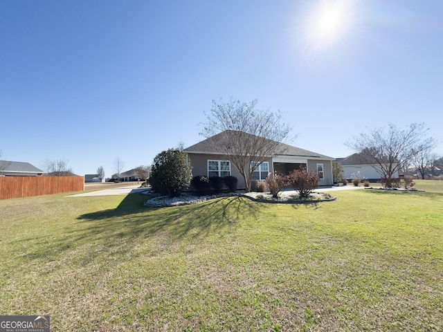 view of front of house featuring fence and a front lawn