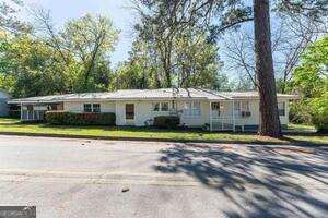 single story home featuring a front lawn