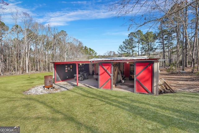 view of pole building featuring a yard