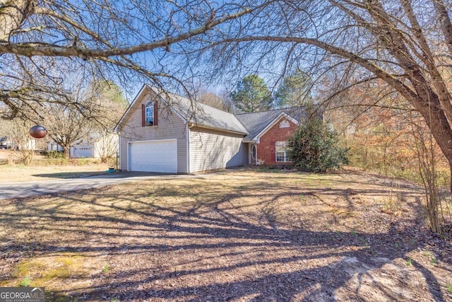 view of front facade with concrete driveway