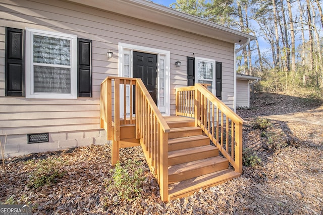 entrance to property featuring crawl space