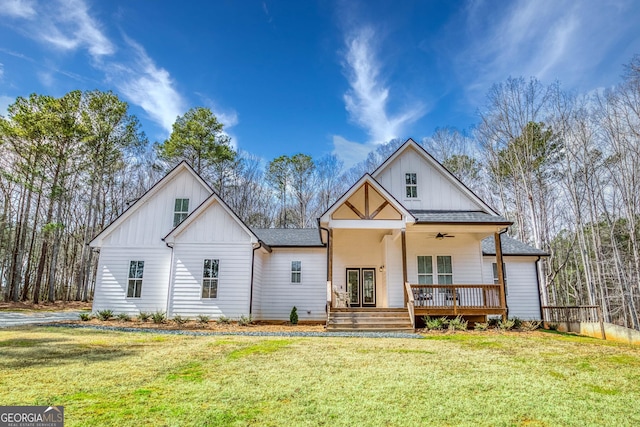 modern inspired farmhouse with board and batten siding, a front yard, and a ceiling fan