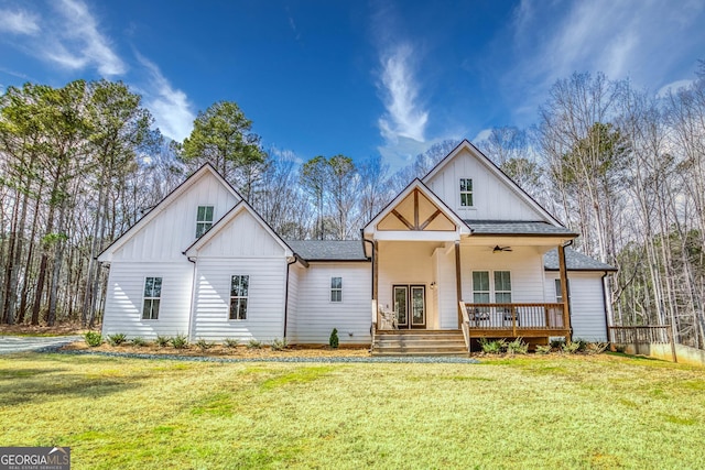 view of front of home featuring a front lawn, board and batten siding, and a ceiling fan