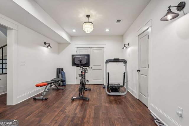 workout room with recessed lighting, visible vents, wood finished floors, a chandelier, and baseboards