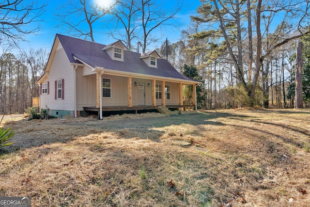 view of front of house with a front yard and covered porch