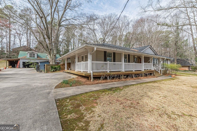 view of front of house with driveway and covered porch