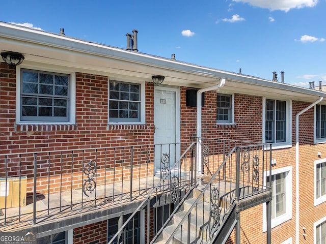 view of front facade featuring brick siding