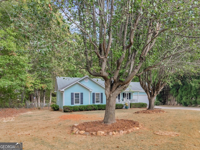 view of front of home featuring covered porch and a front lawn