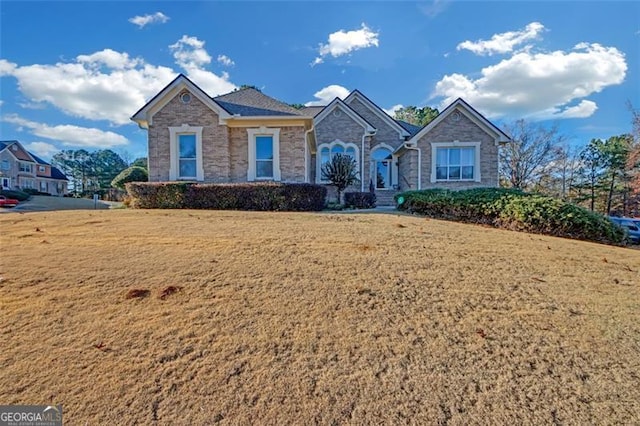 view of front of property featuring a front lawn