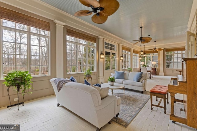 sunroom with ceiling fan