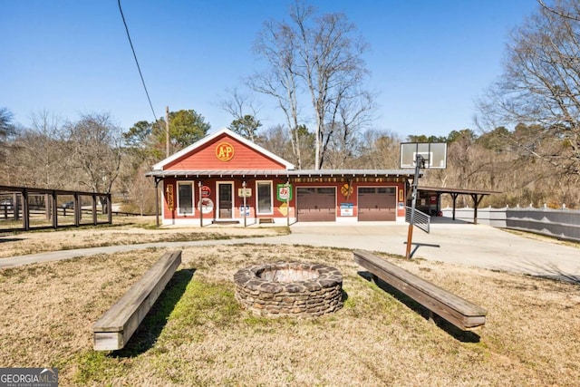 view of front of home featuring a front lawn, driveway, an attached garage, and fence