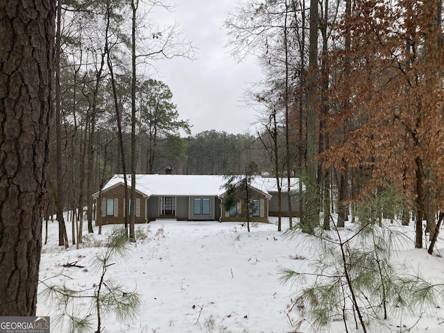 view of front facade featuring a forest view