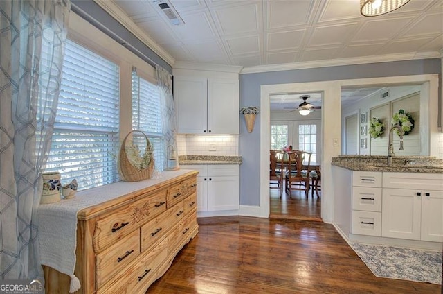 kitchen with an ornate ceiling, dark wood-style flooring, tasteful backsplash, visible vents, and white cabinetry