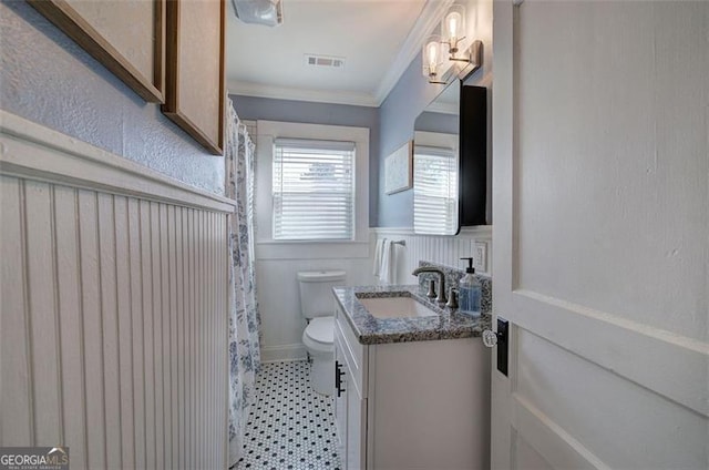 full bathroom featuring crown molding, visible vents, a shower with shower curtain, toilet, and vanity