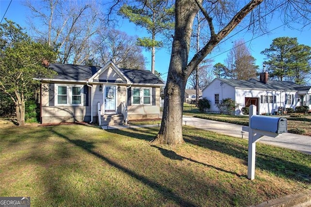 bungalow featuring a front lawn