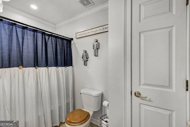 full bath with a textured ceiling, toilet, a shower with shower curtain, visible vents, and crown molding