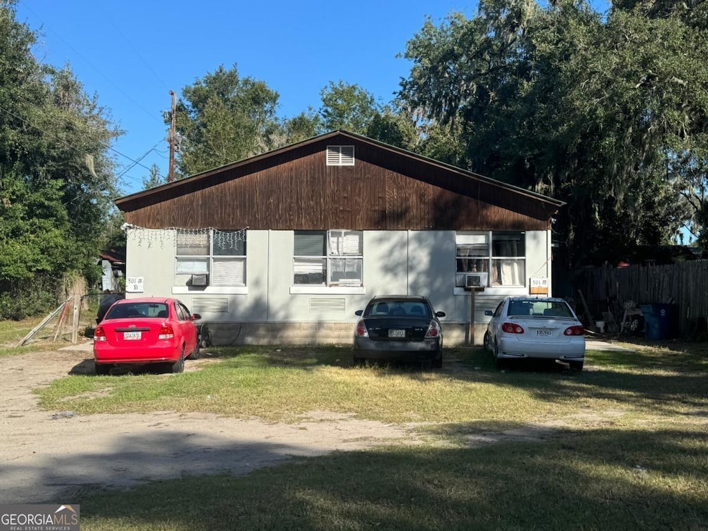 view of front of home featuring a front lawn