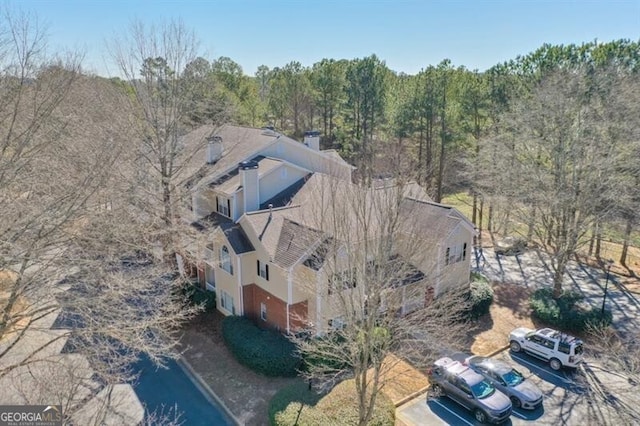 birds eye view of property featuring a forest view