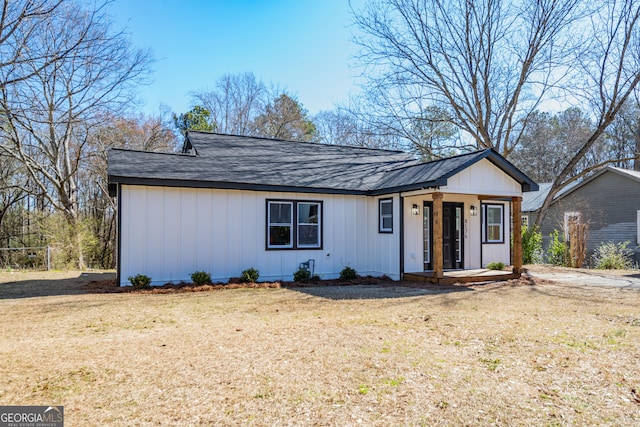 view of front of property featuring covered porch and a front yard