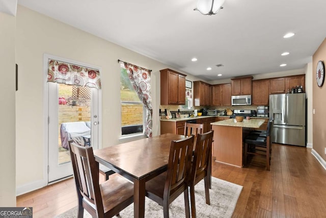 dining area featuring recessed lighting, dark wood-style flooring, and baseboards