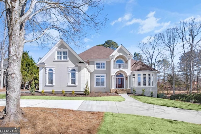 view of front facade featuring a front lawn and stucco siding