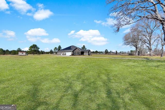 view of yard featuring a rural view