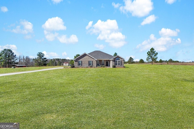 view of front facade featuring a front yard