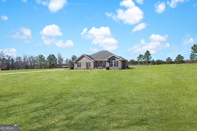 view of front of property featuring a front lawn