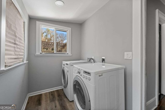 laundry room with laundry area, baseboards, dark wood-style flooring, and independent washer and dryer