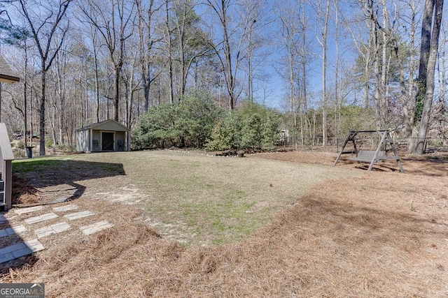 view of yard featuring an outbuilding