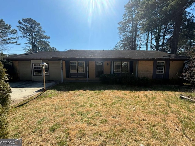 single story home with a front yard