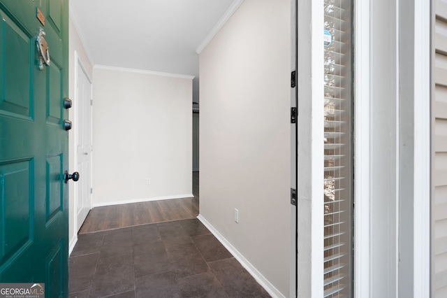 entryway featuring baseboards and crown molding