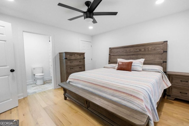 bedroom featuring light wood-type flooring, ensuite bath, a ceiling fan, and recessed lighting