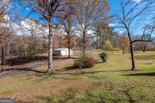 view of yard featuring an outdoor structure