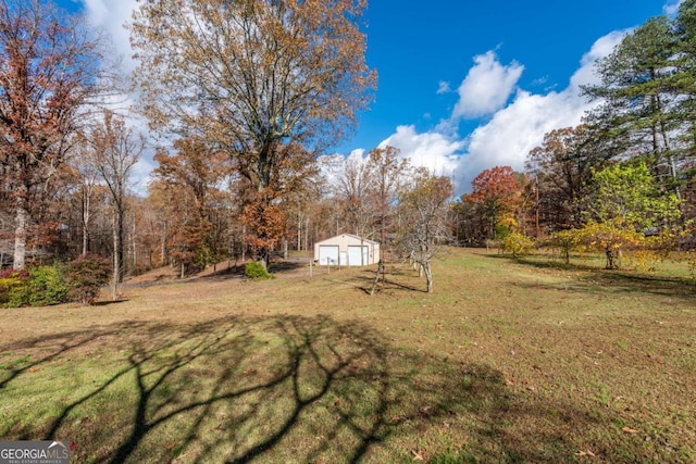 view of yard featuring an outbuilding