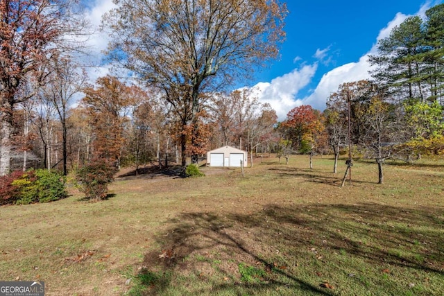 view of yard featuring an outbuilding